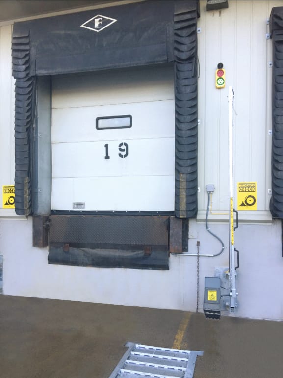 Loading dock equipped with the POWERCHOCK 5 vehicle restraint, with its ergonomic arm.