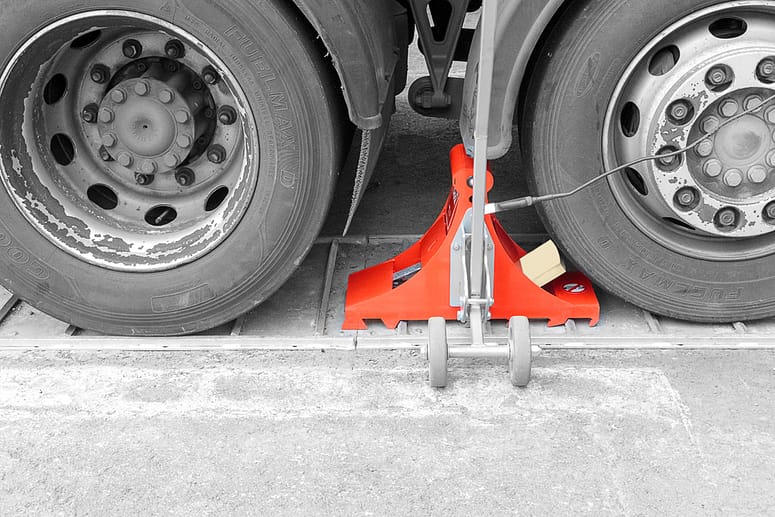 POWERCHOCK 9 vehicle restraint system between trailer wheels
